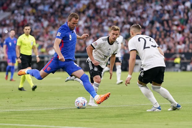 Harry Kane of England challenges Nico Schlotterbeck of Germany (Photo by Christian Kaspar-Bartke/Getty Images)