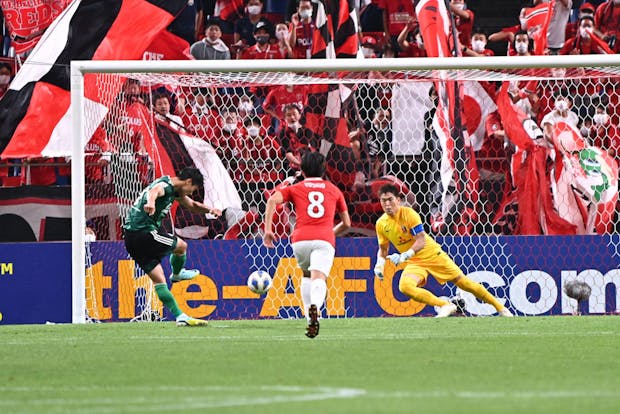 Paik Seungho of Jeonbuk Hyundai Motors converts the penalty during AFC Champions League semi final v Urawa Red Diamonds (Photo by Kenta Harada/Getty Images)